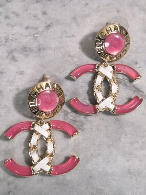 CHANEL Pink Enamel Interwoven Chain CC Drop Earrings✨️